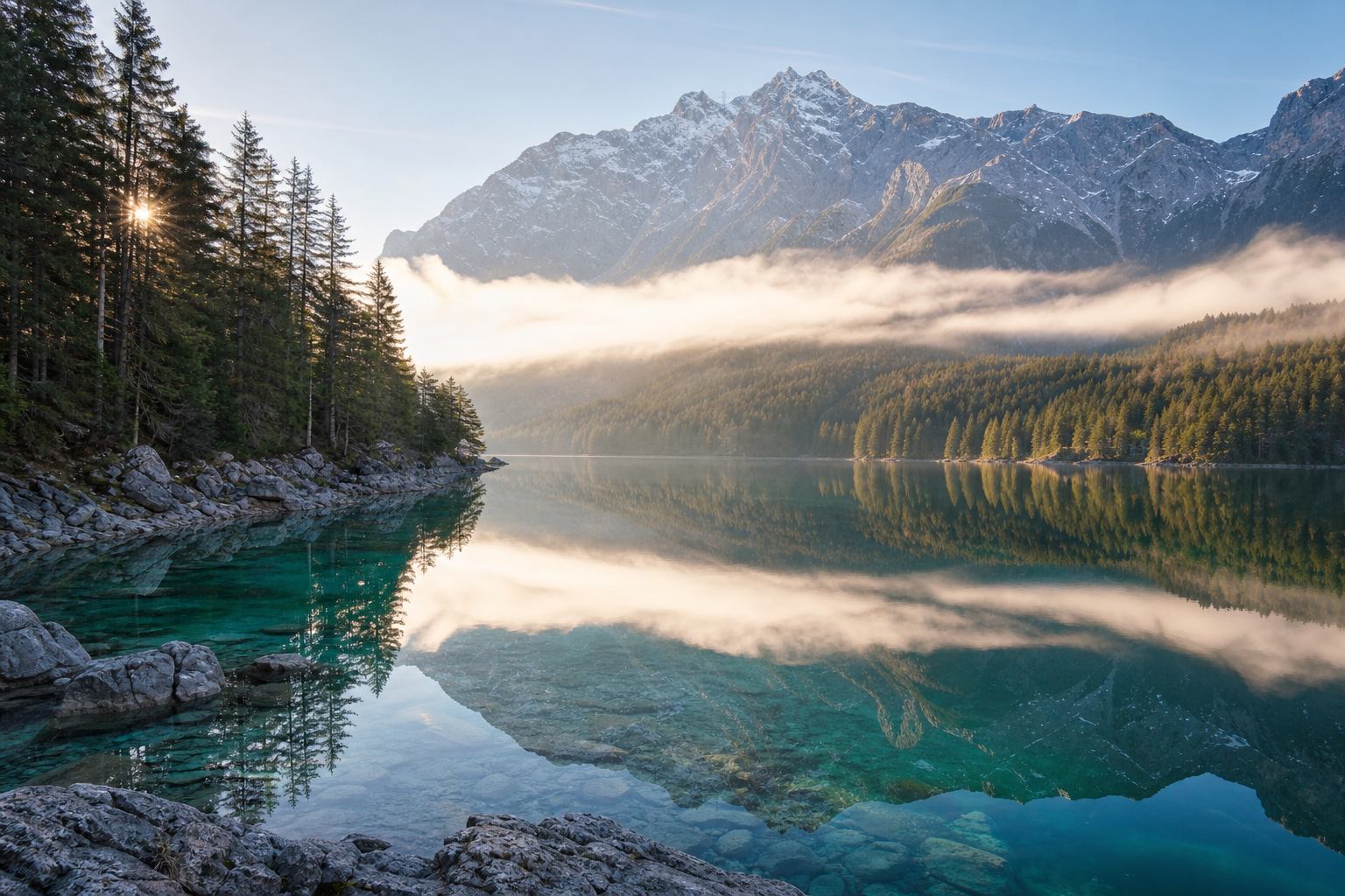 Panorama des Eibsee mit Zugspitze im Hintergrund, kristallklares Wasser und Berglandschaft